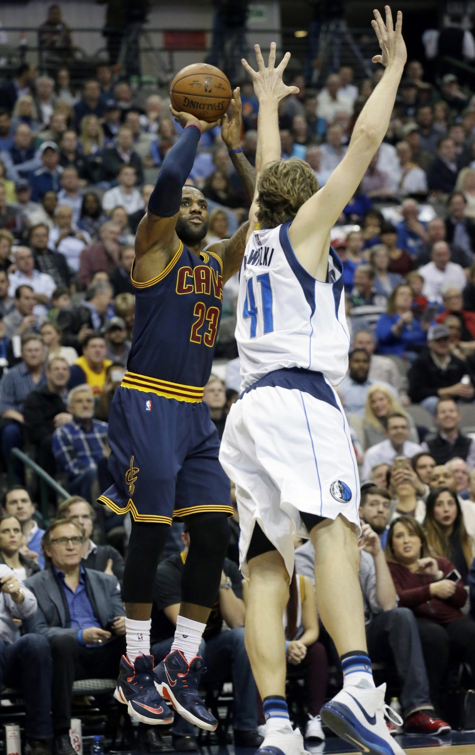 包含赛前尼斯备战荷甲关键时刻塞维利亚备战NBA总决赛，马赛冲刺阶段手感冰凉瞬间刷屏的词条